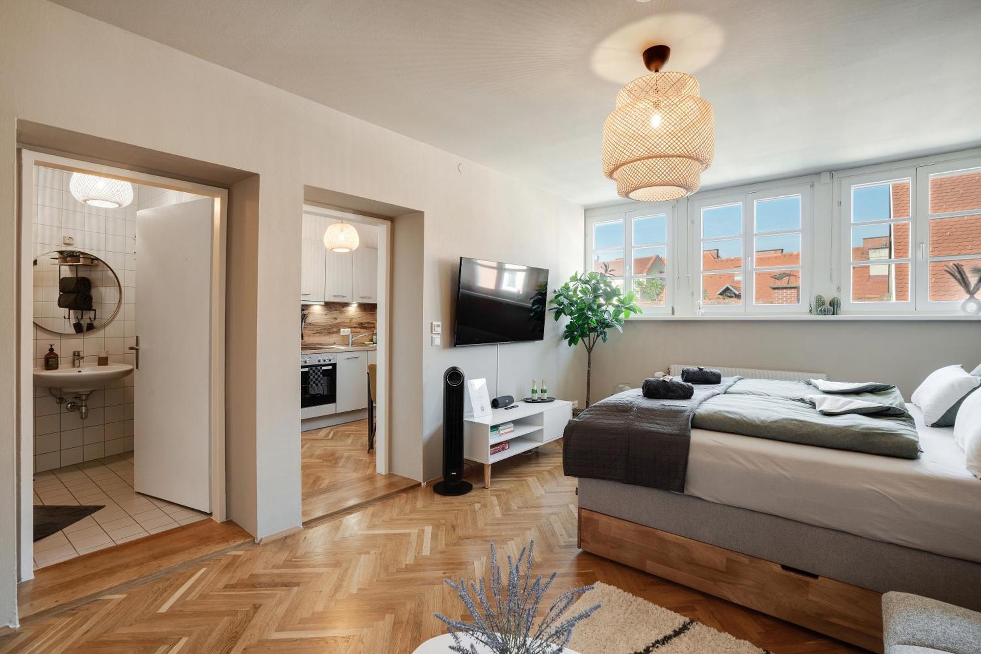 Boho Design Studio - Historic City Center With Free Parking & Aircon By Hero Homes Грац Екстериор снимка